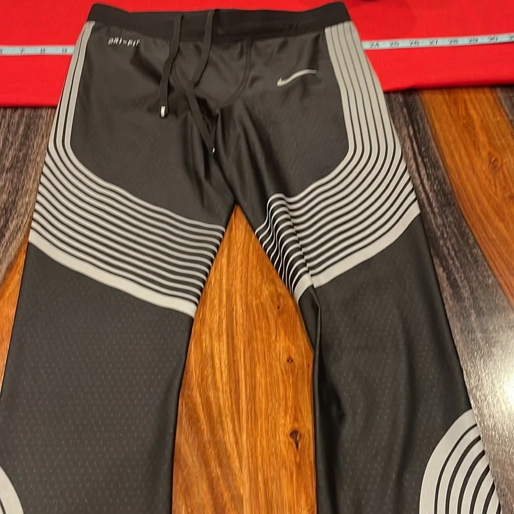 Nike Dri-Fit women’s Workout Leggings. EUC - Picture 4 of 9